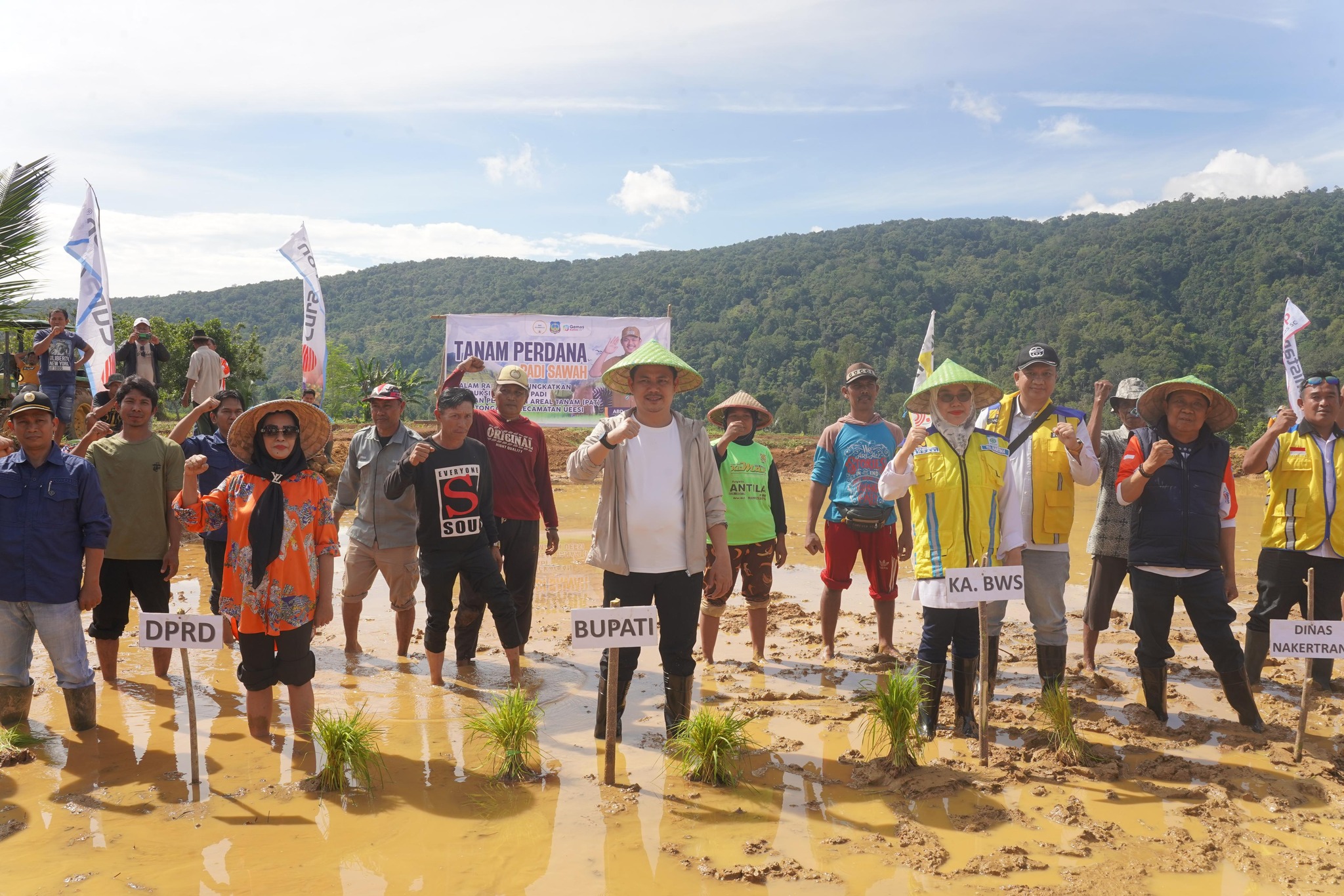 Bupati Tanam Perdana Padi Sawah di Tongauna