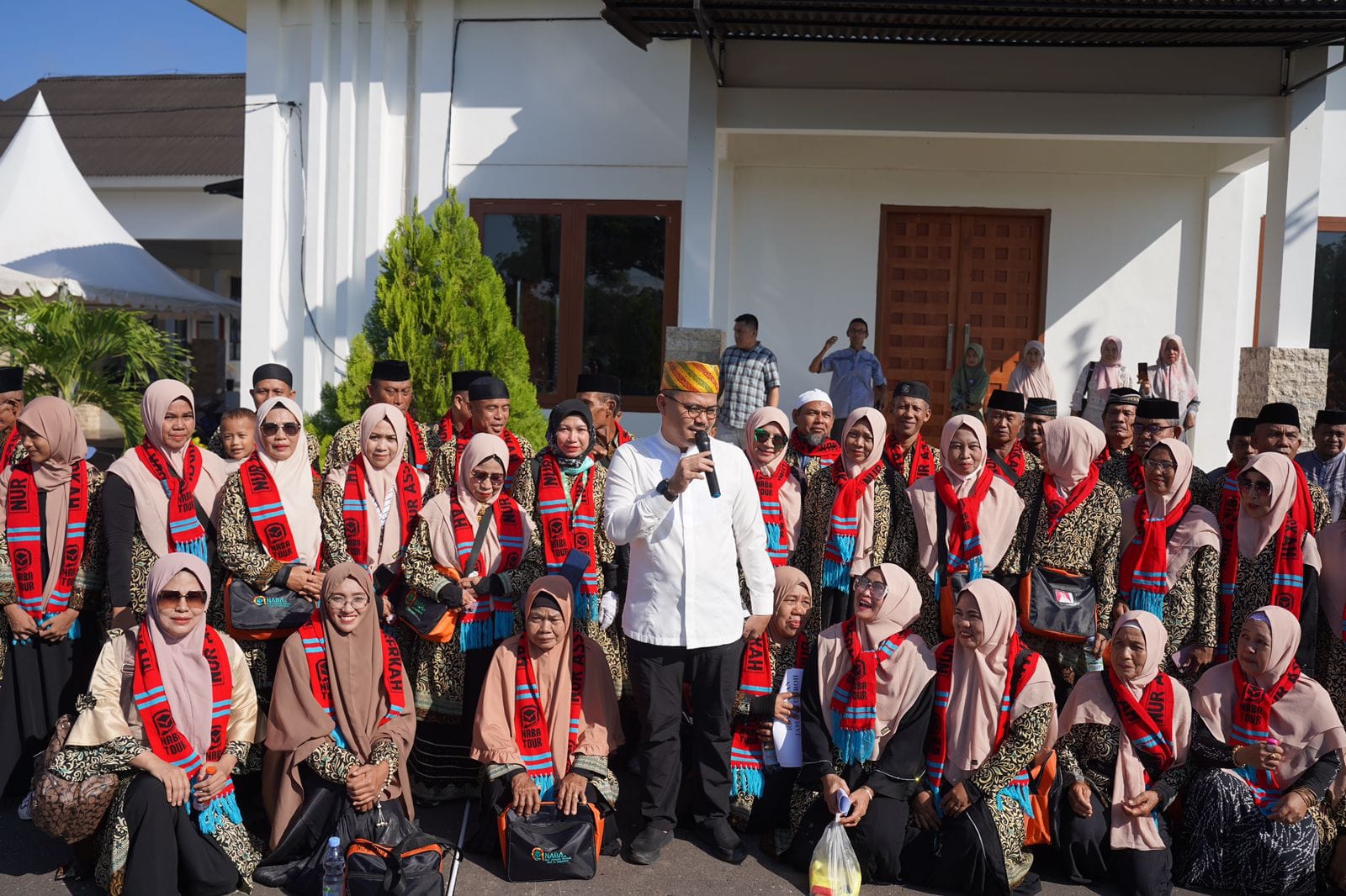 Lepas 73 Jamaah Umroh Ketanah Suci, Bupati Koltim : Semoga Menjadi Jamaah Yang Mabrur