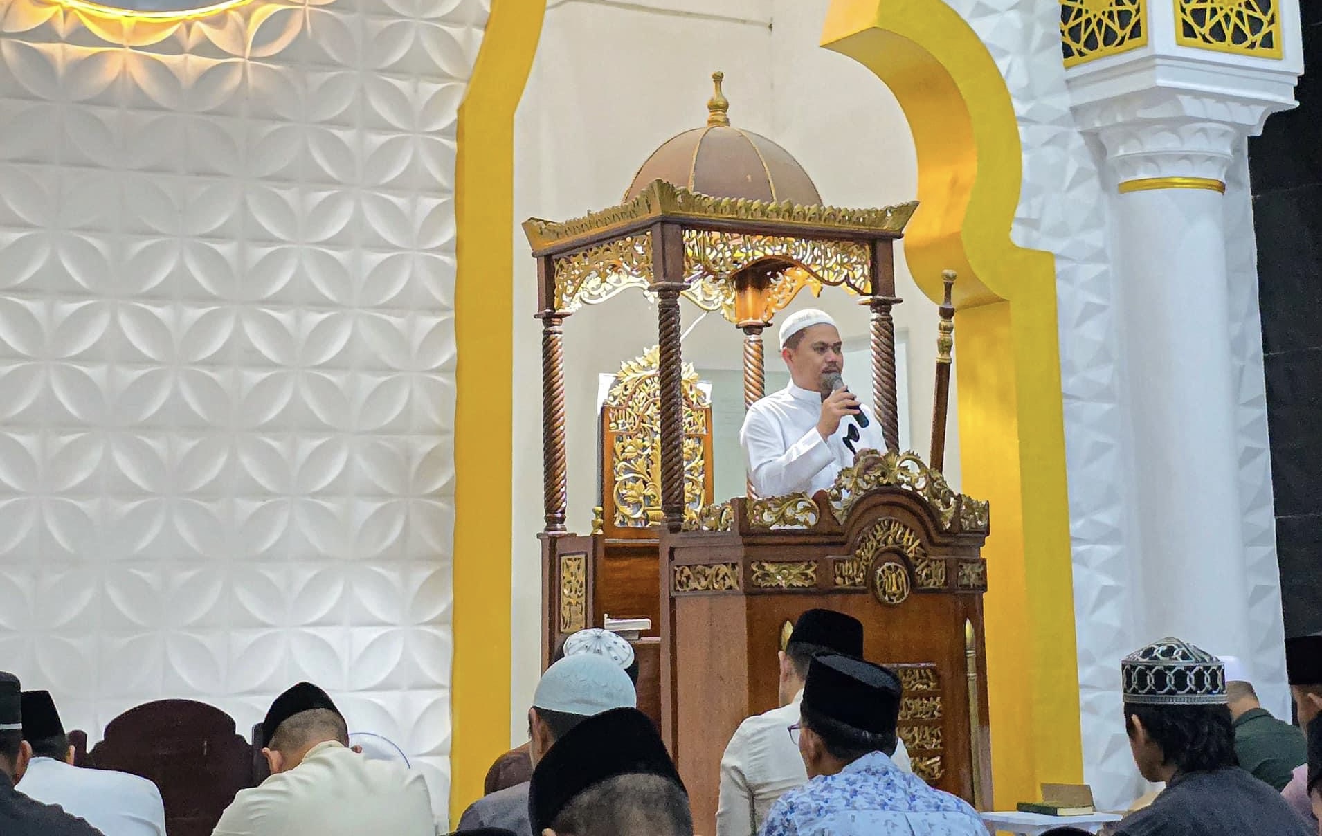 Sambut Ramadhan Dimalam Pertama, Bupati Kolaka Timur Shalat Tarawih Di Mesjid Jabal Nur