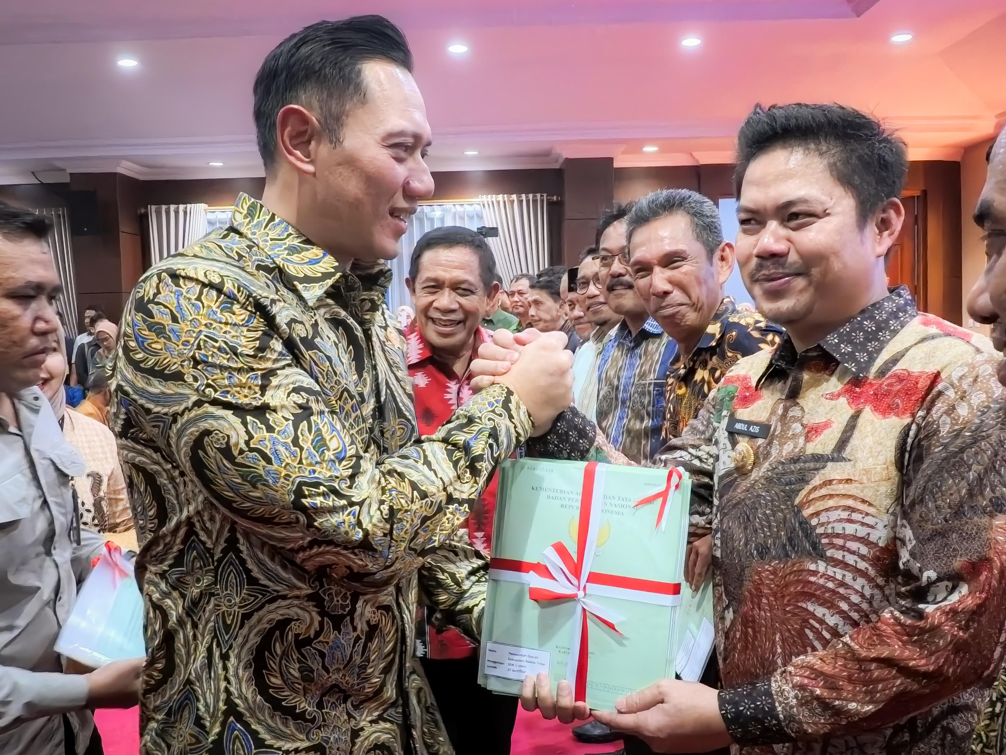 Bupati Koltim Terima Sertifikat PTSL dari Menteri AHY