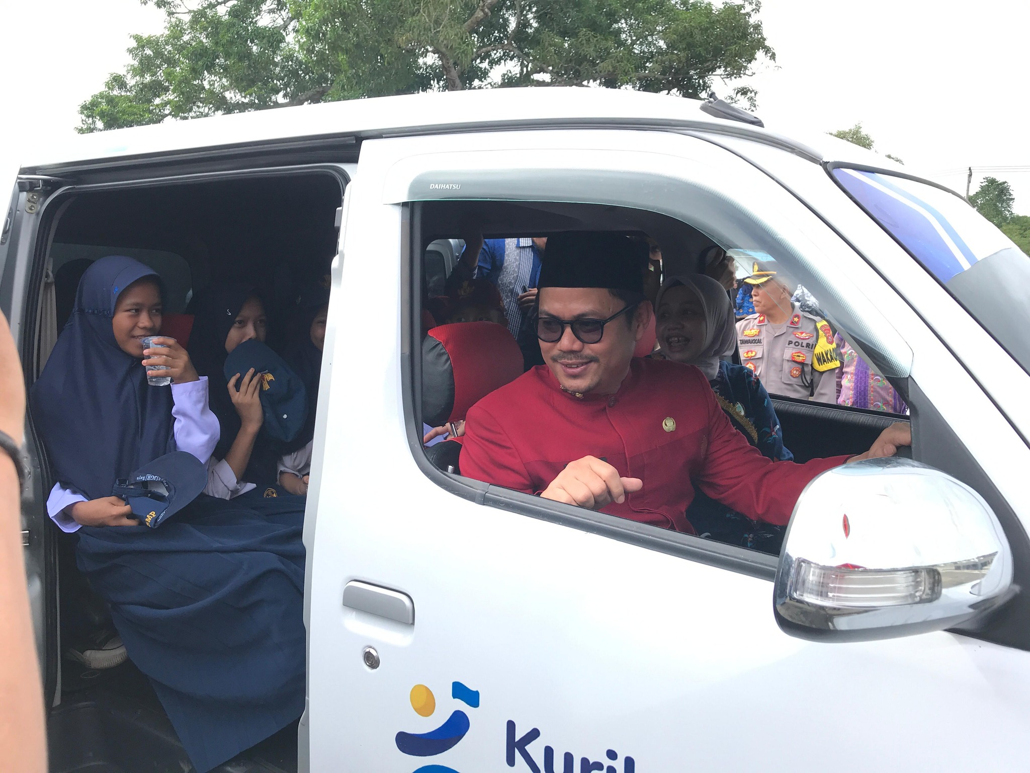 Bupati Koltim Resmikan Pengoperasian Bus Sekolah Gratis