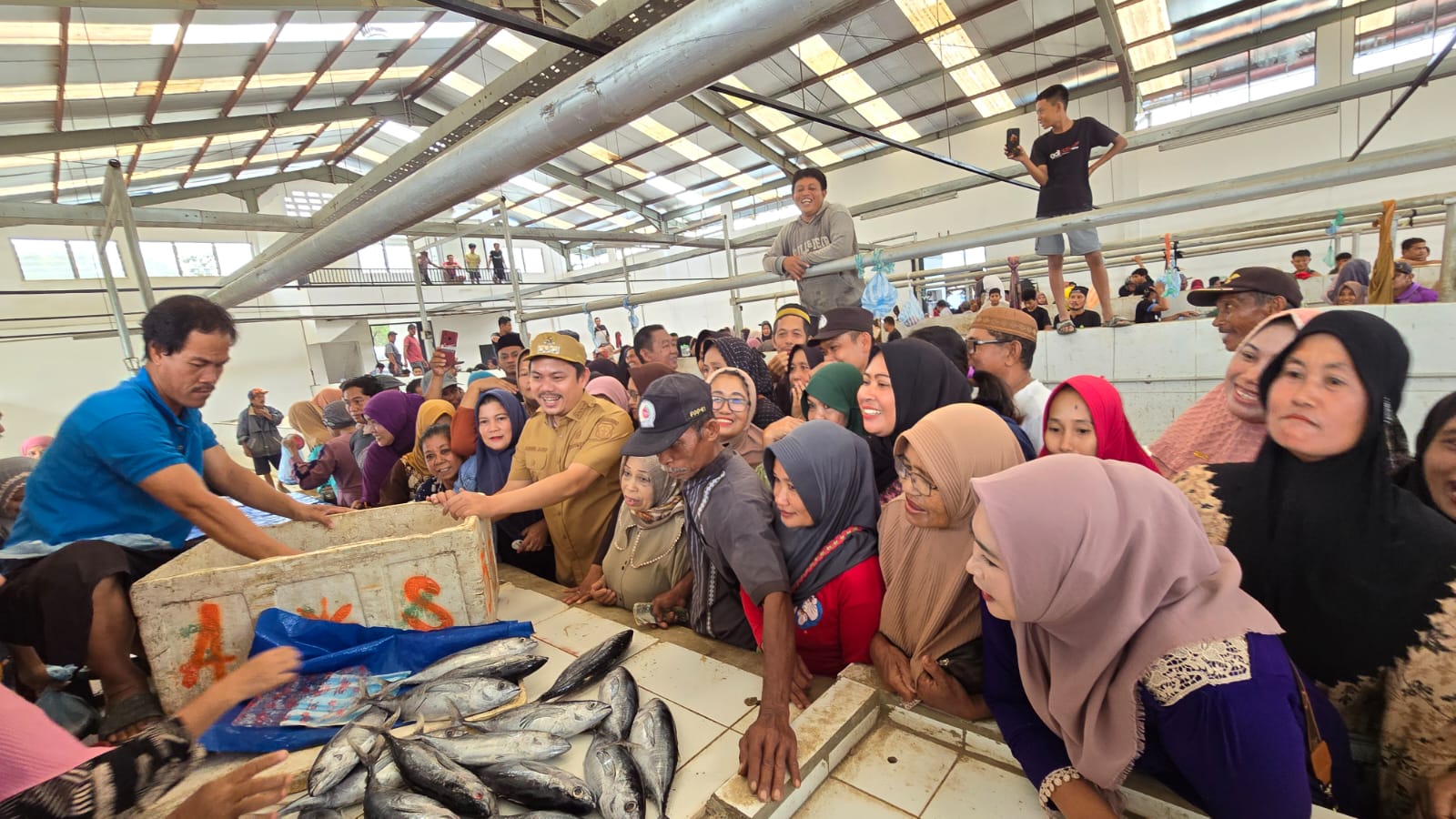 Bupati Dapat Sambutan Hangat Emak-Emak di Pasar Penanggo