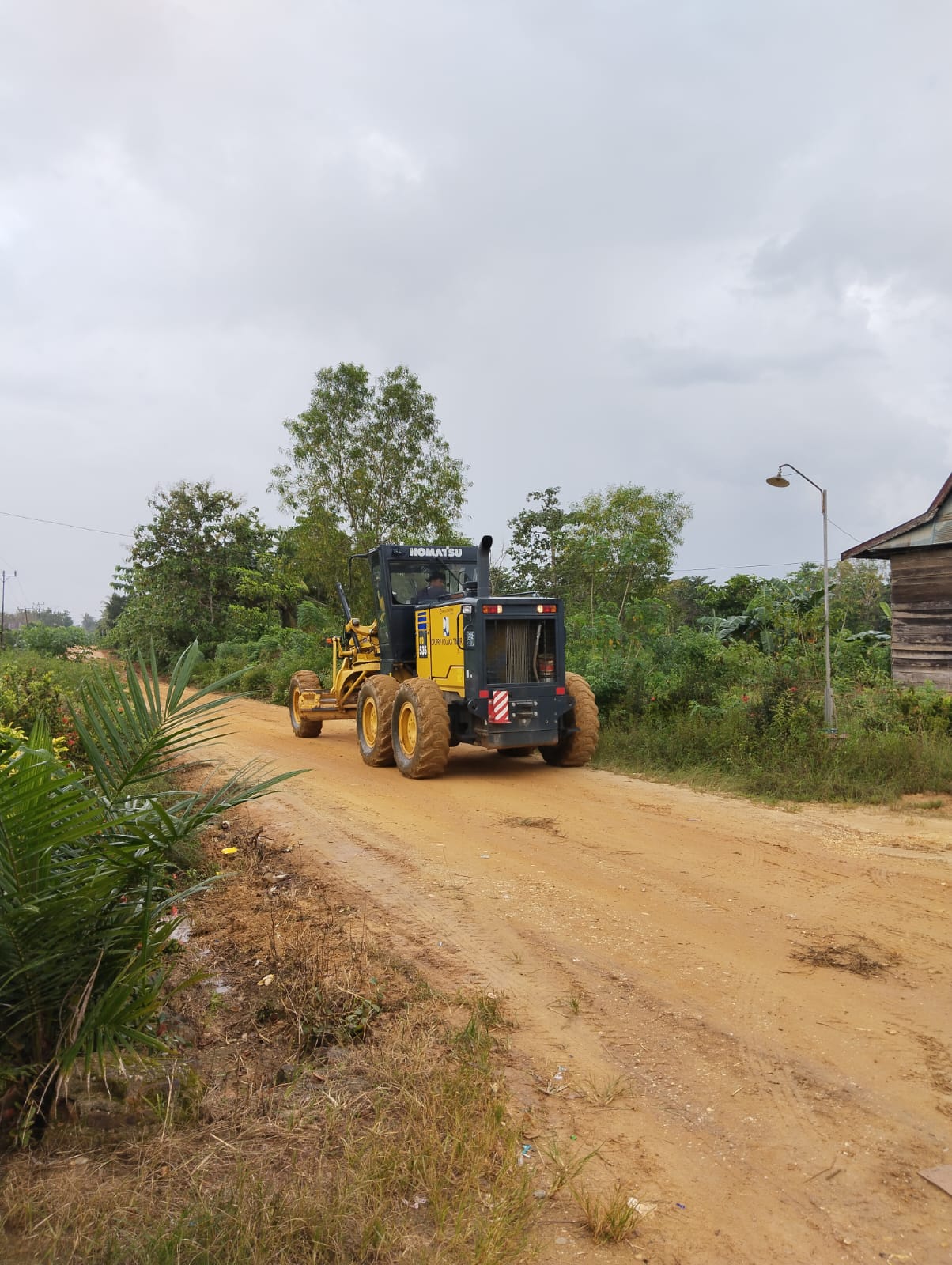 Pemda Koltim Lakukan Pemadatan Jalan dari Dangia ke Poli-Polia