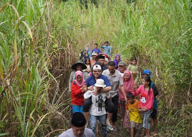 Warga Tondowatu Girang Didatangi Bupati, Sampai di Gendong