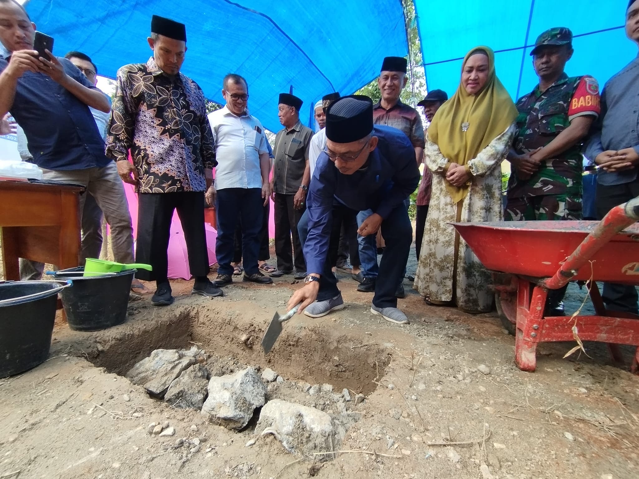 Letakkan Batu Pertama, Bupati Harap Para Santri Lebih Semangat Belajar