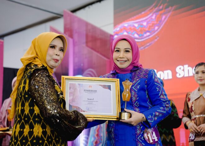 Bupati dan Istri Antarkan Koltim Raih Juara Satu Lomba Fashion Show Busana Tenun