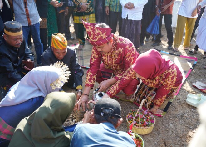 Usai Hadiri Paripurna DPRD Koltim, Bupati dan Istri Kunjungi Makam Bokeo Robe