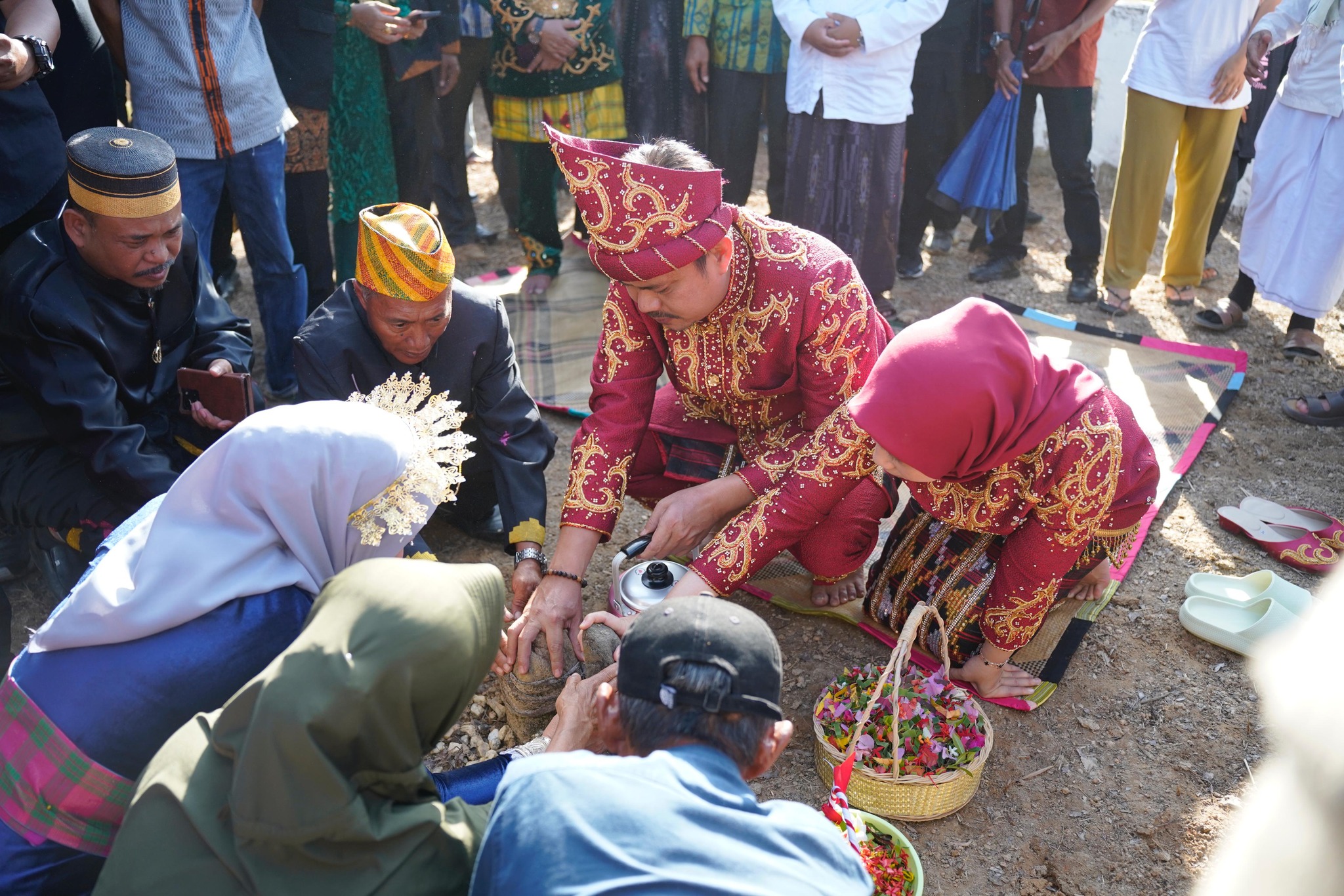 Usai Hadiri Paripurna DPRD Koltim, Bupati dan Istri Kunjungi Makam Bokeo Robe