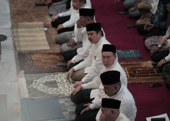 Gubernur Sulawesi Tenggara Laksanakan Shalat Isya, Tarawih, dan Witir Bersama Jajaran Pemprov dan Masyarakat Koltim