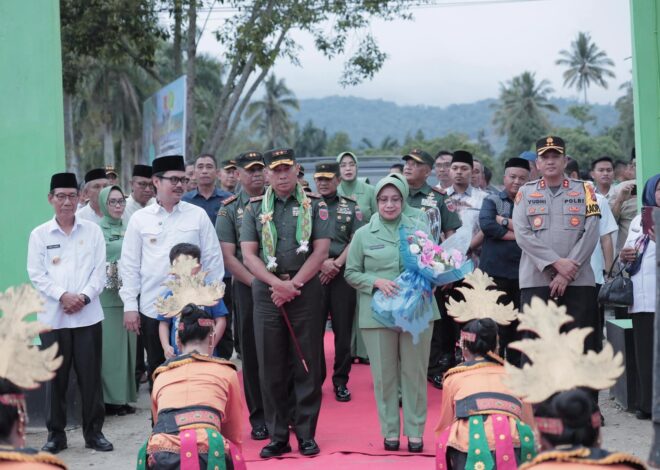 Kunjungan Kerja Pangdam XIV/Hasanuddin Mayjend TNI Windiyatno Bersama Ketua Persit KCK Daerah XIV/Hasanuddin Ny. Infita Windiyatno di Komando Rayon Militer 06 Mowewe