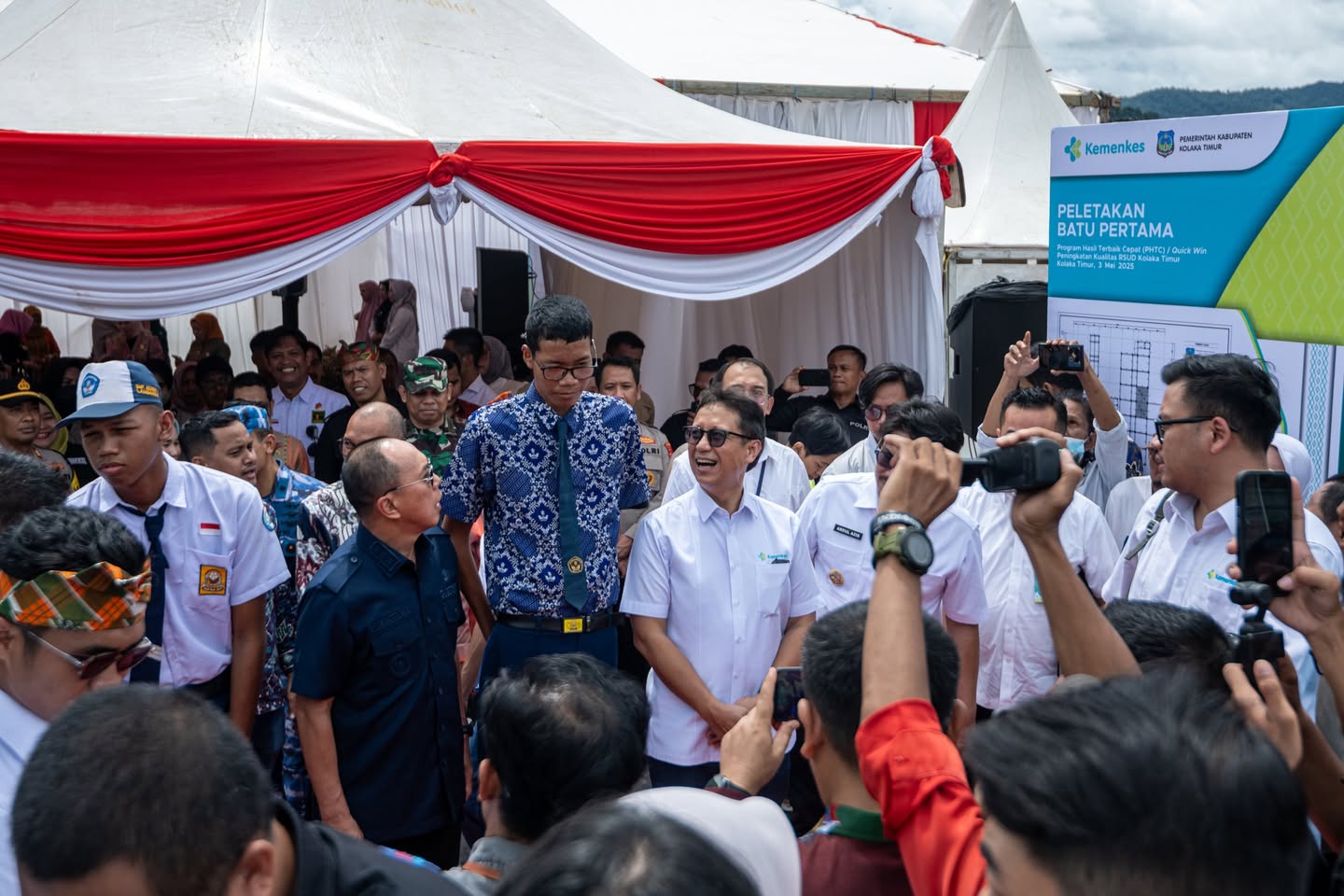 Dua Siswa SMP Berpostur Tinggi di Kolaka Timur Bertemu Menkes, Gubernur, dan Bupati dalam Acara Groundbreaking RSUD Koltim