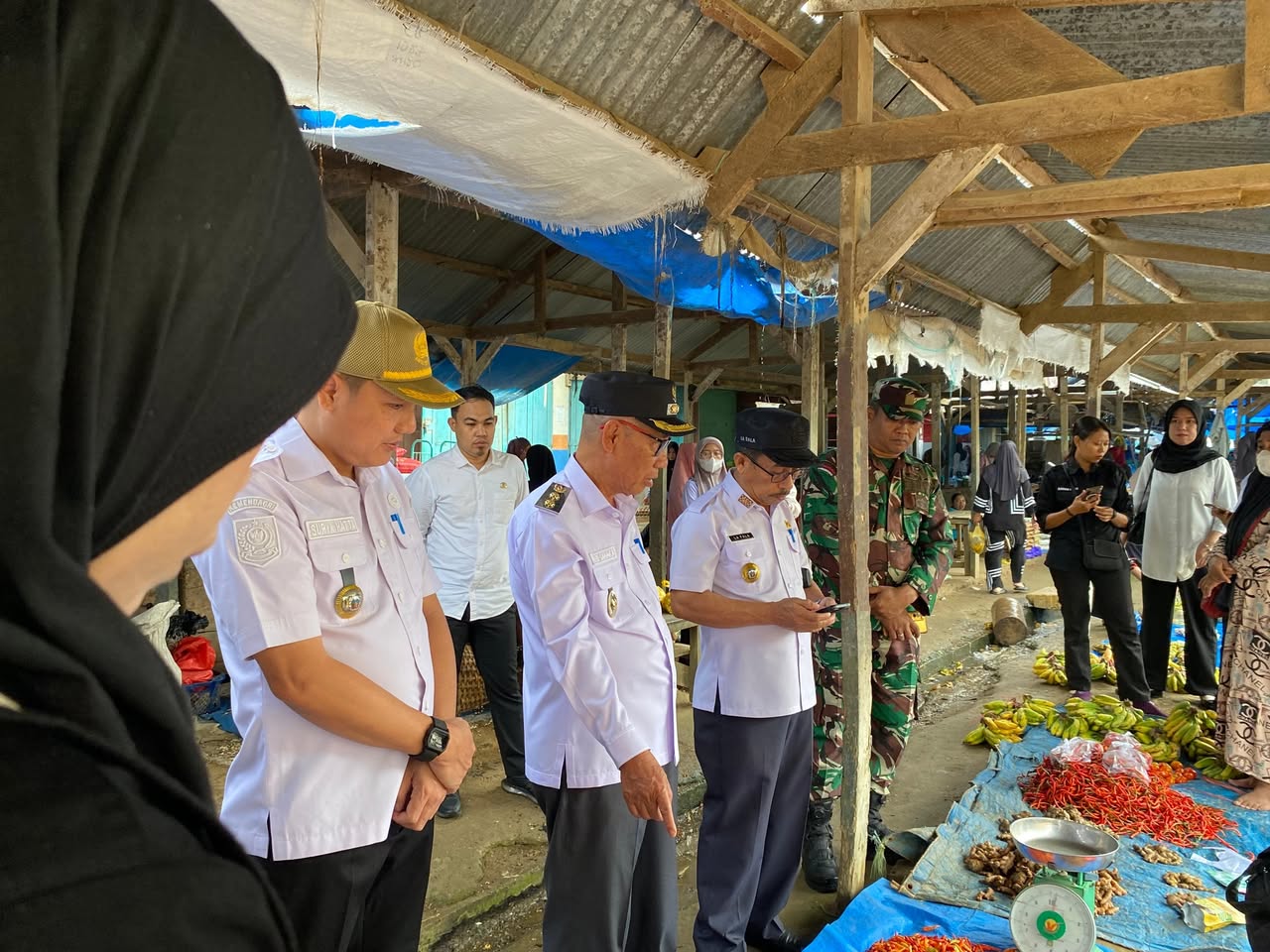 Wakil Bupati Koltim Pimpin Sidak Pasar dan Distributor di Kecamatan Ladongi, Pastikan Stabilitas Harga dan Stok Bahan Pokok