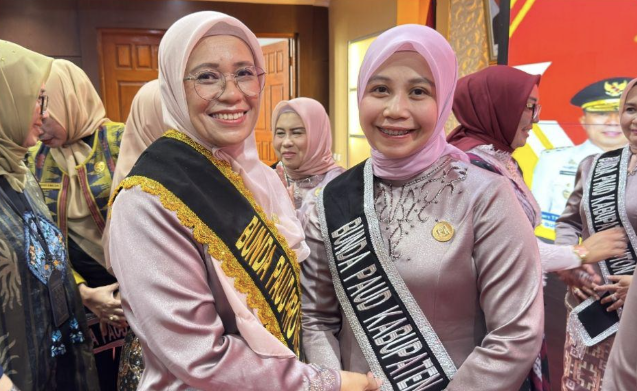 Hj. Hartini Azis Resmi Dikukuhkan sebagai Bunda PAUD dan Bunda Literasi Kolaka Timur, Siap Kawal Tumbuh Kembang Anak dan Gerakan Literasi di Daerah