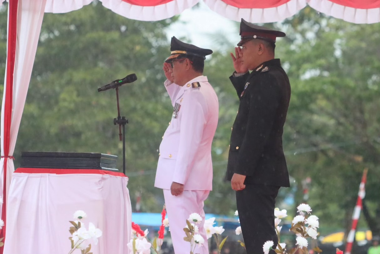 Upacara Penurunan Bendera HUT ke-80 RI di Kolaka Timur Berlangsung Khidmat di Lapangan Penanggo Jaya