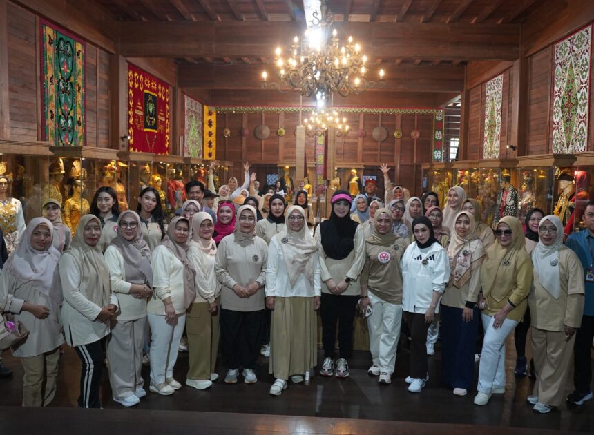 Promosikan Tenun Khas Koltim di TMII, Dekranasda Koltim Komitmen Dukung UMKM dan Kerajinan Lokal