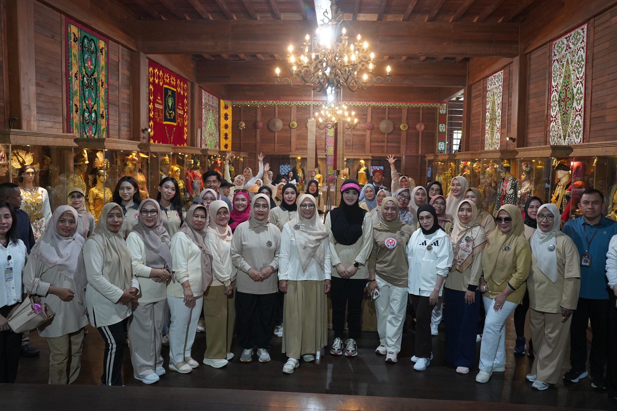 Promosikan Tenun Khas Koltim di TMII, Dekranasda Koltim Komitmen Dukung UMKM dan Kerajinan Lokal