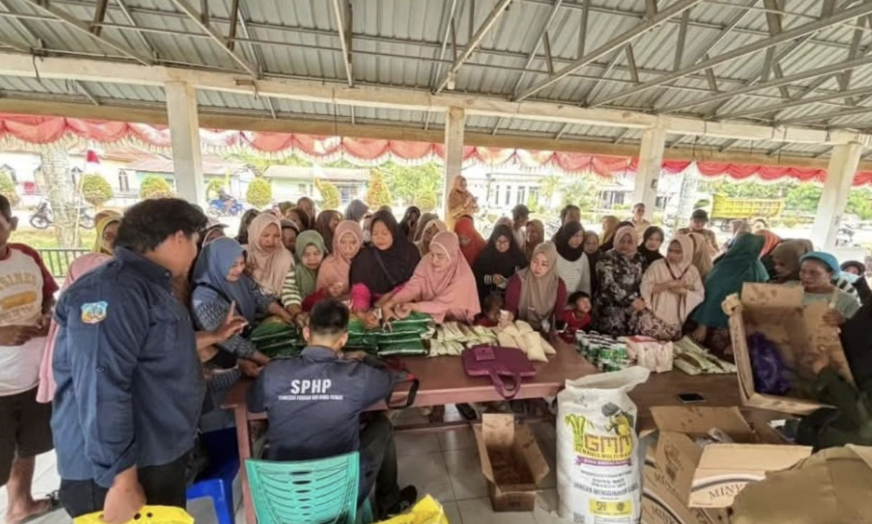 Dinas Ketapang Kolaka Timur Gelar Gerakan Pangan Murah di Kecamatan Ladongi, Warga Antusias Sambut Program Unggulan Pemerintah